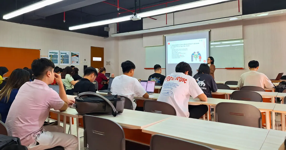Speaker from Synergy Ultima Nobilus delivering a presentation on work ethic during a guest lecture at Universitas Ciputra